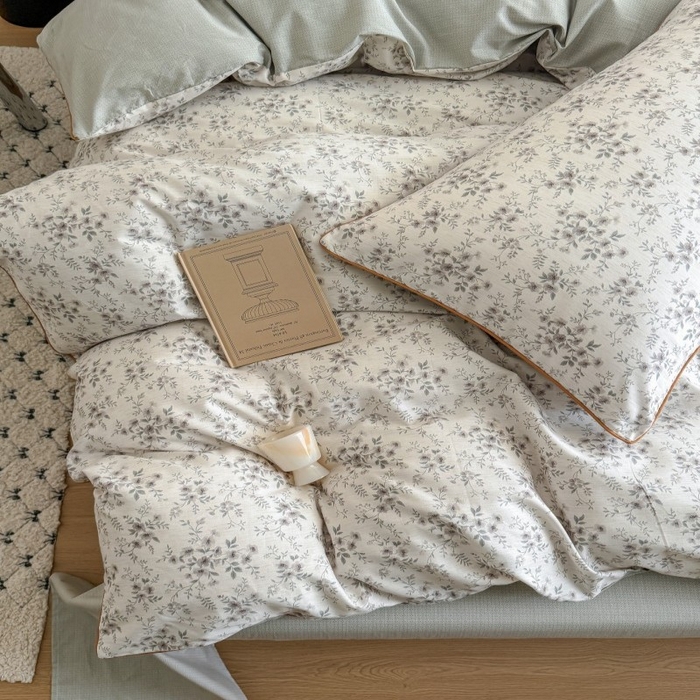 91家纺网 家纺一手货源 找家纺 梵克保罗 2025秋冬新款全棉印花嵌绳款小清新系列四件套 花田里