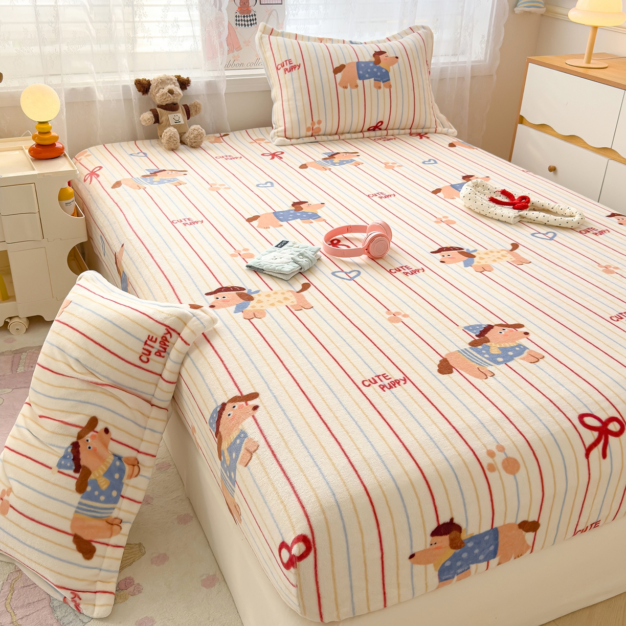 91家纺网 家纺一手货源 找家纺 久云居 2025新款高克重牛奶绒床笠 萌犬派对