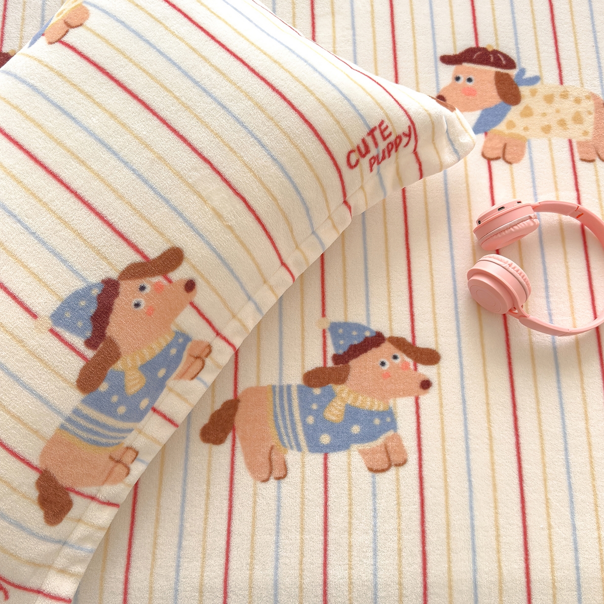 91家纺网 家纺一手货源 找家纺 久云居 2025新款高克重牛奶绒床笠 萌犬派对