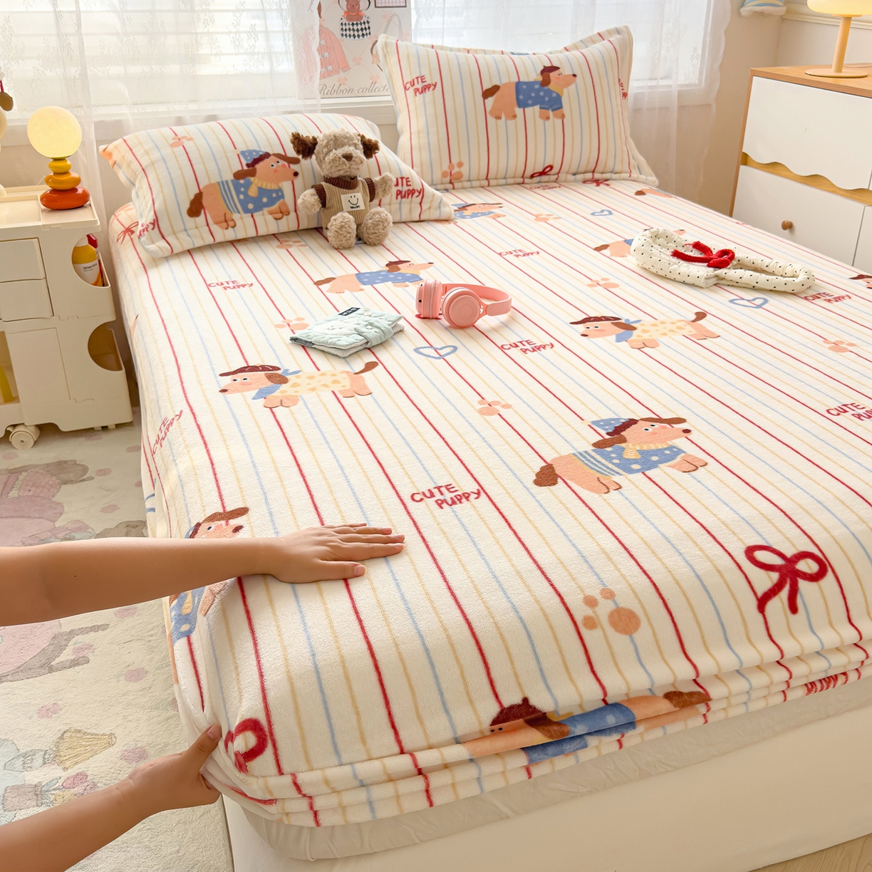 91家纺网 家纺一手货源 找家纺 久云居 2025新款高克重牛奶绒床笠 萌犬派对