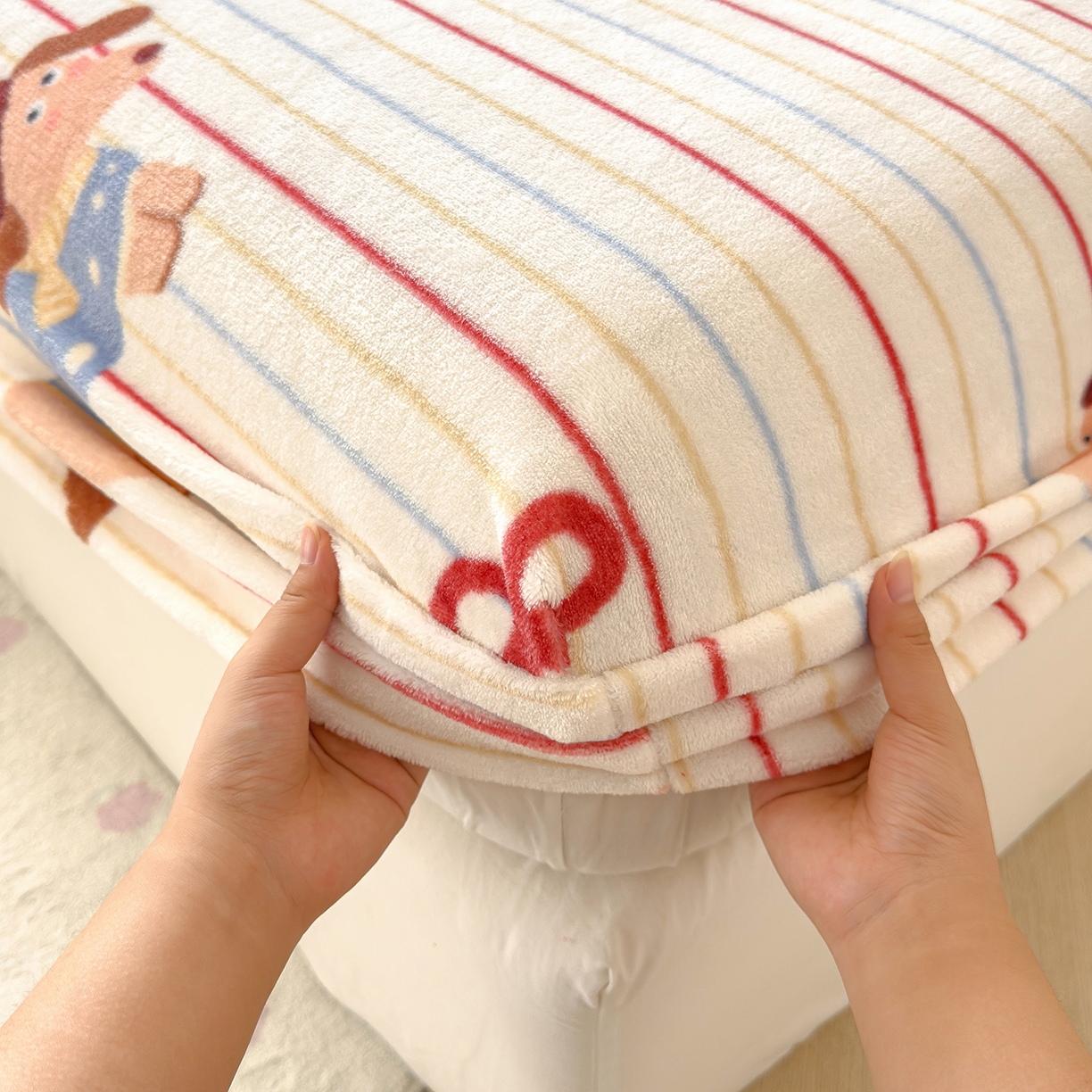 91家纺网 家纺一手货源 找家纺 久云居 2025新款高克重牛奶绒床笠 萌犬派对