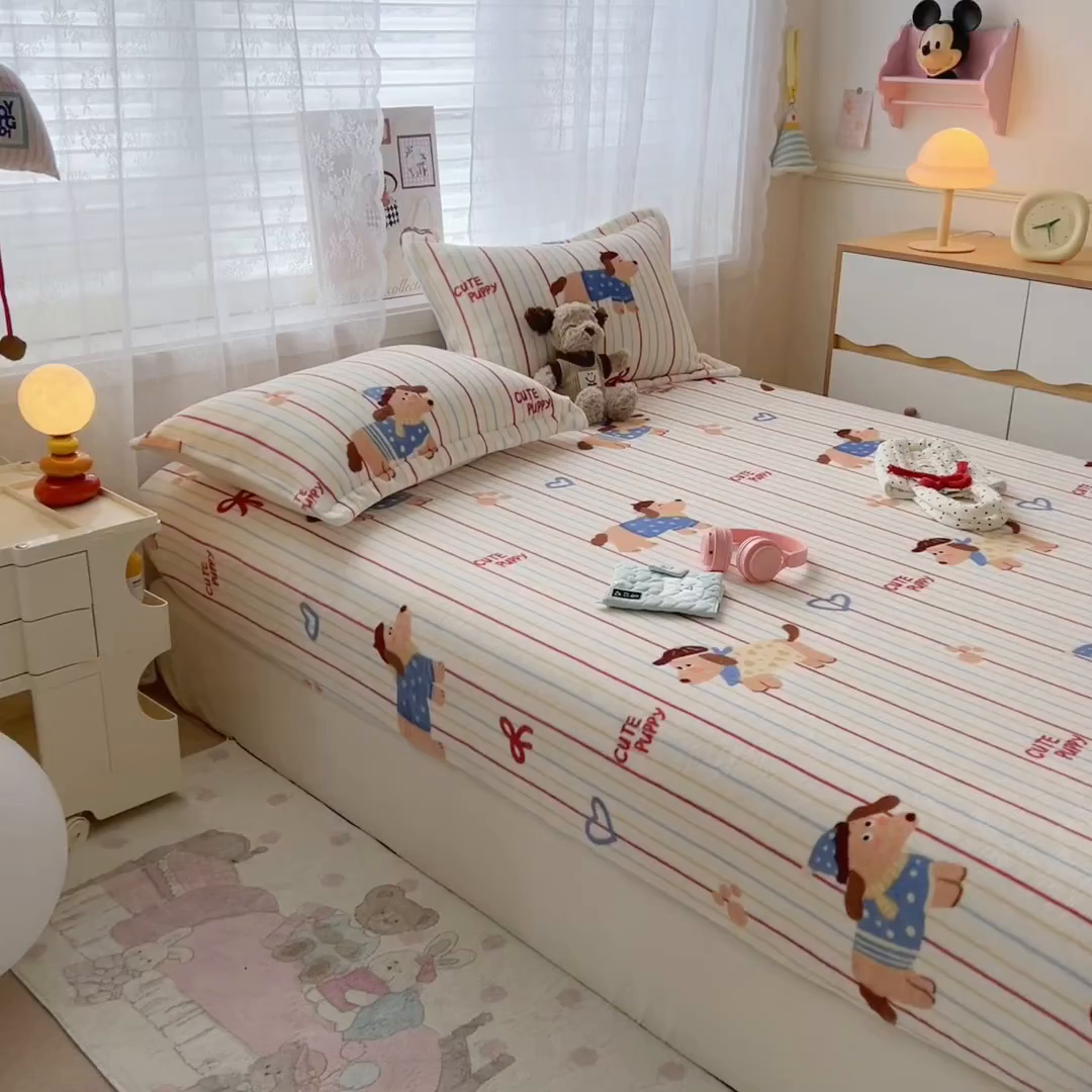 91家纺网 家纺一手货源 找家纺 久云居 2025新款高克重牛奶绒床笠 萌犬派对