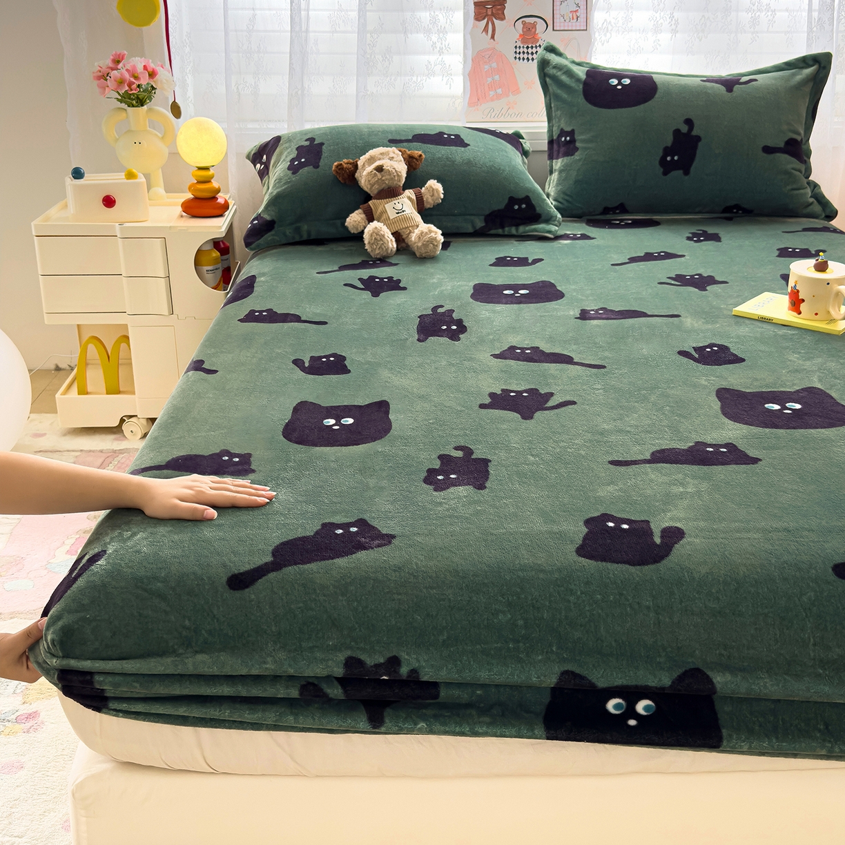 91家纺网 家纺一手货源 找家纺 久云居 2025新款高克重牛奶绒床笠 墨绿喵星