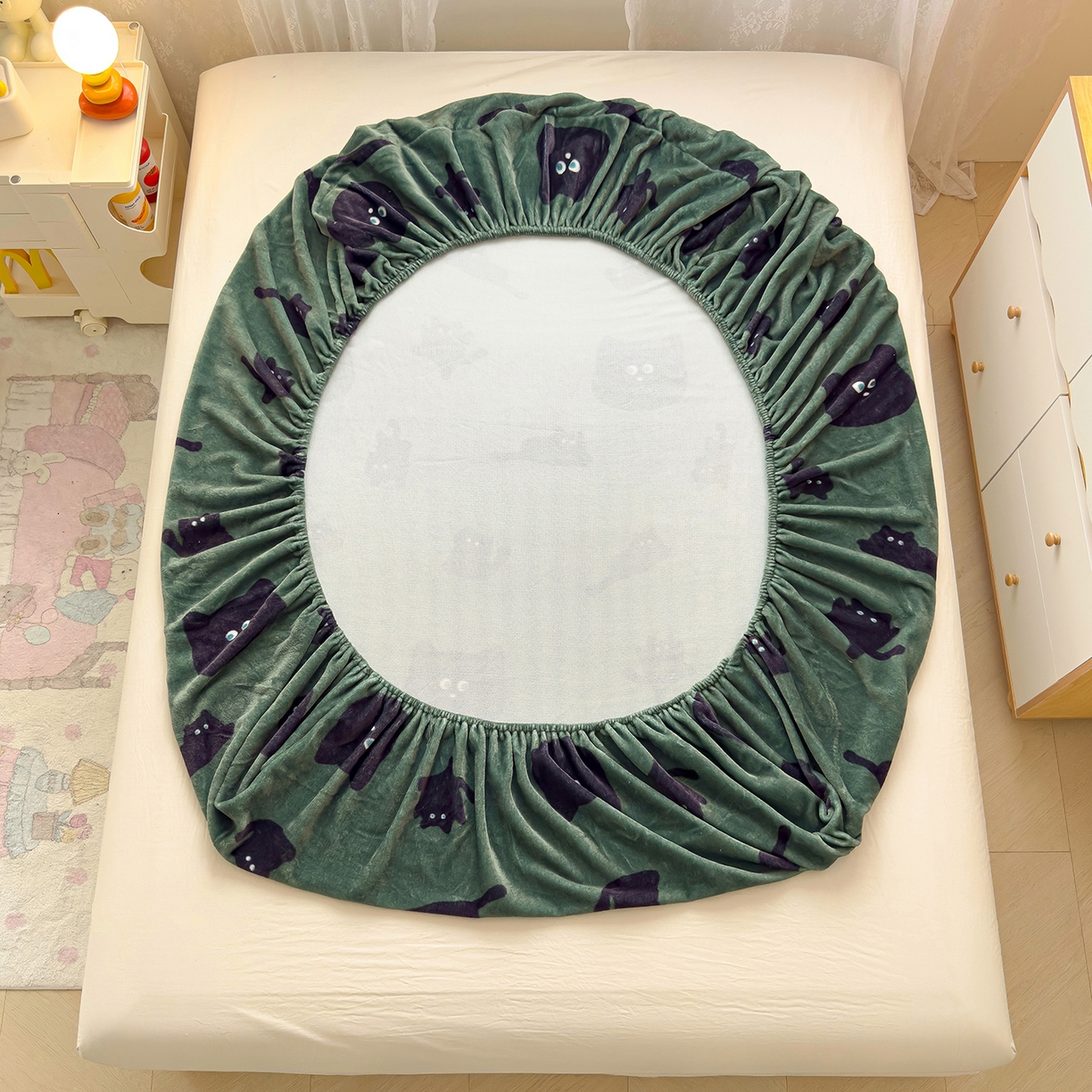 91家纺网 家纺一手货源 找家纺 久云居 2025新款高克重牛奶绒床笠 墨绿喵星