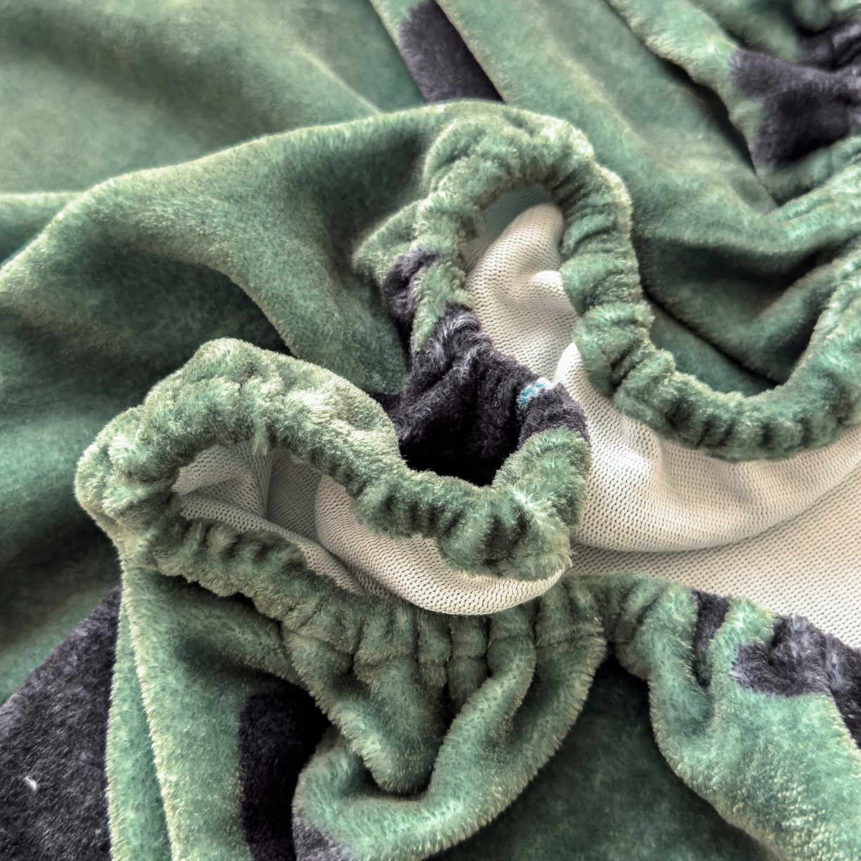 91家纺网 家纺一手货源 找家纺 久云居 2025新款高克重牛奶绒床笠 墨绿喵星