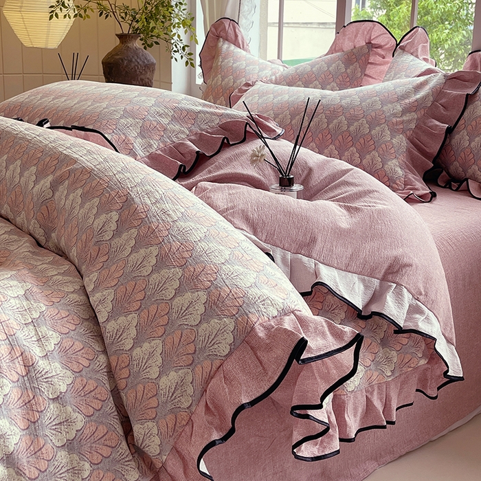 91家纺网 家纺一手货源 找家纺 梵克保罗 2025秋冬新品10A抗菌原麻荷叶边床单款三件套四件套 时光森林