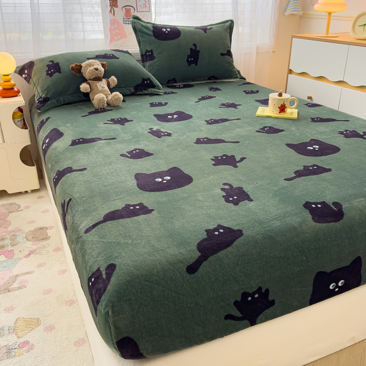 91家纺网 家纺一手货源 找家纺 久云居 2025新款高克重牛奶绒床笠 墨绿喵星