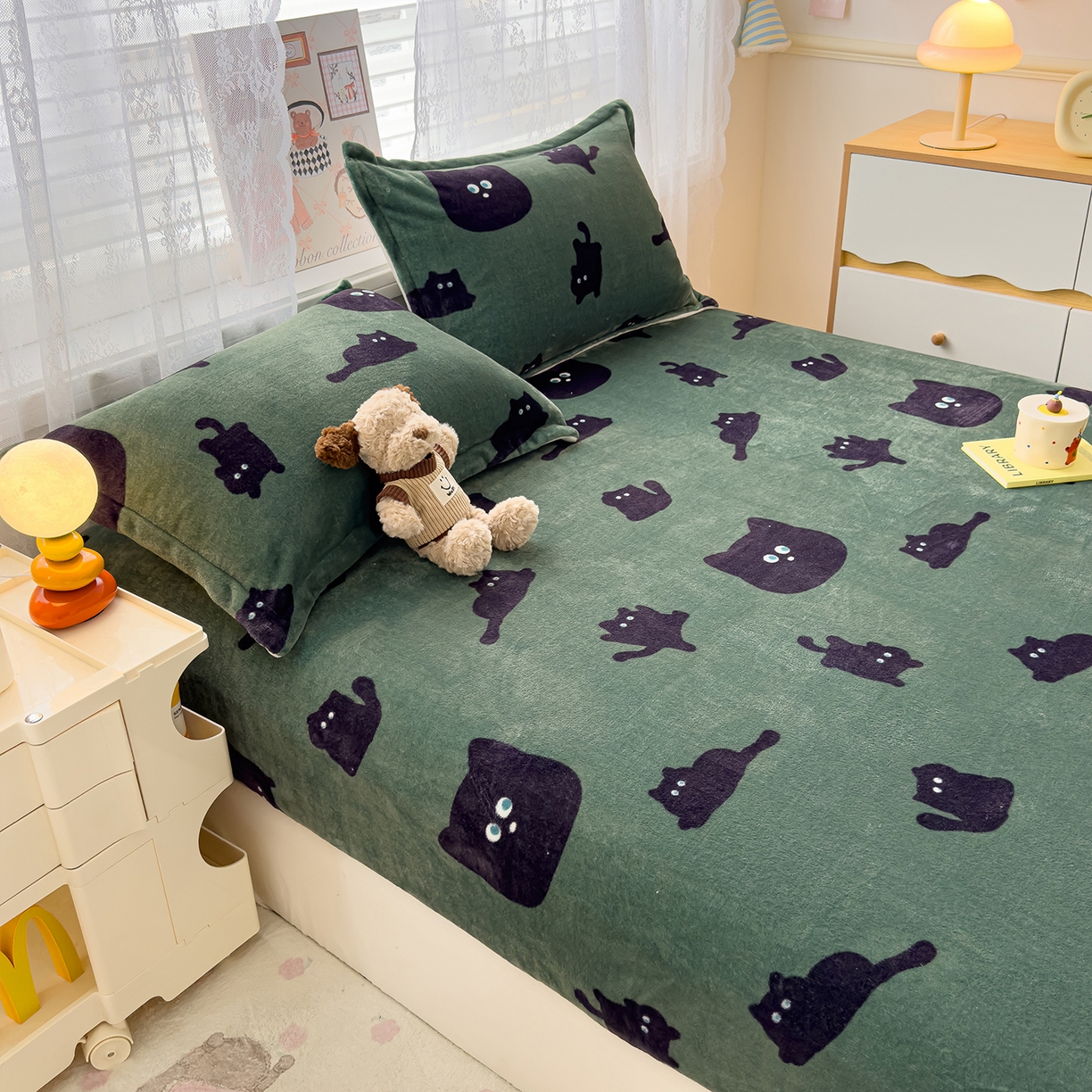 91家纺网 家纺一手货源 找家纺 久云居 2025新款高克重牛奶绒床笠 墨绿喵星