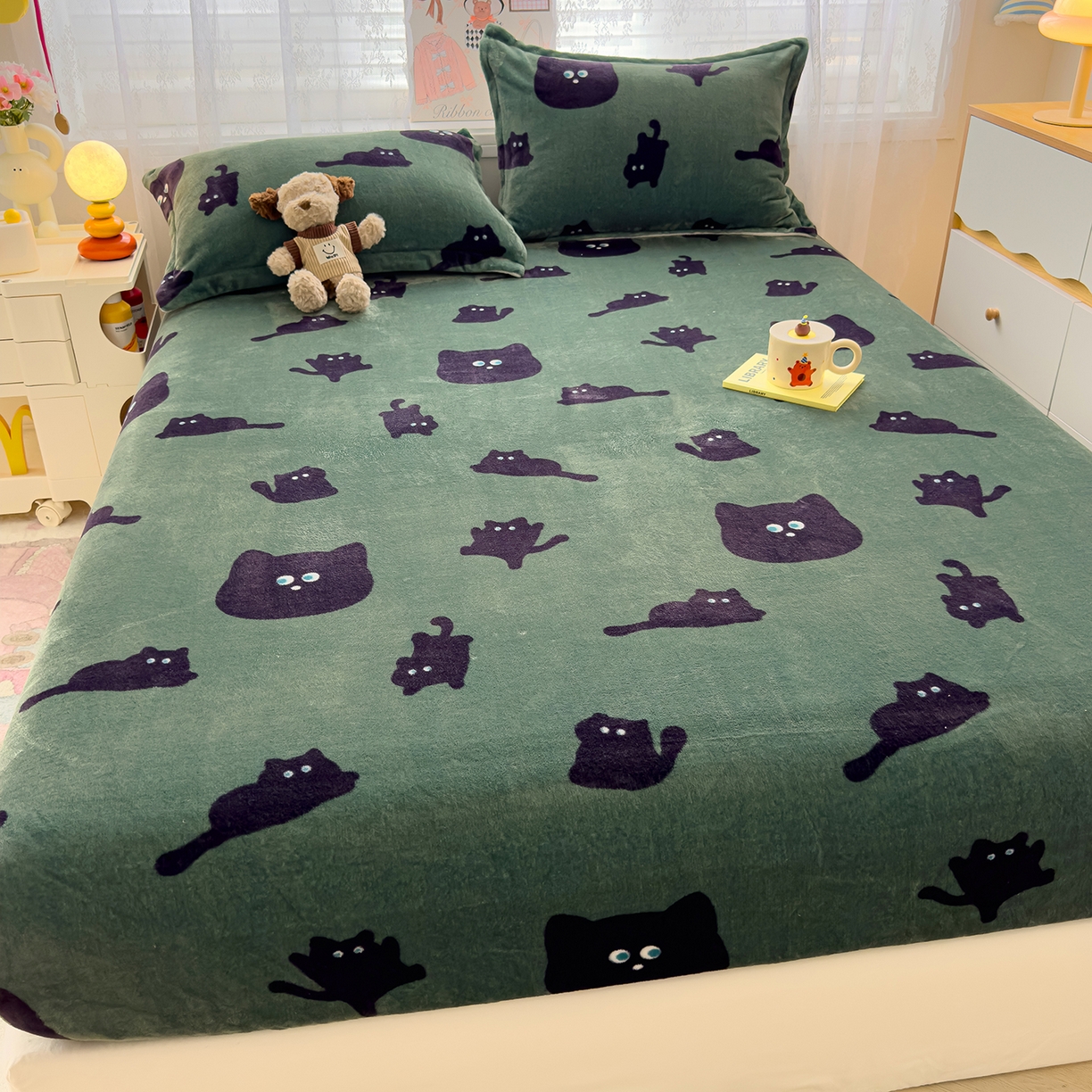 91家纺网 家纺一手货源 找家纺 久云居 2025新款高克重牛奶绒床笠 墨绿喵星