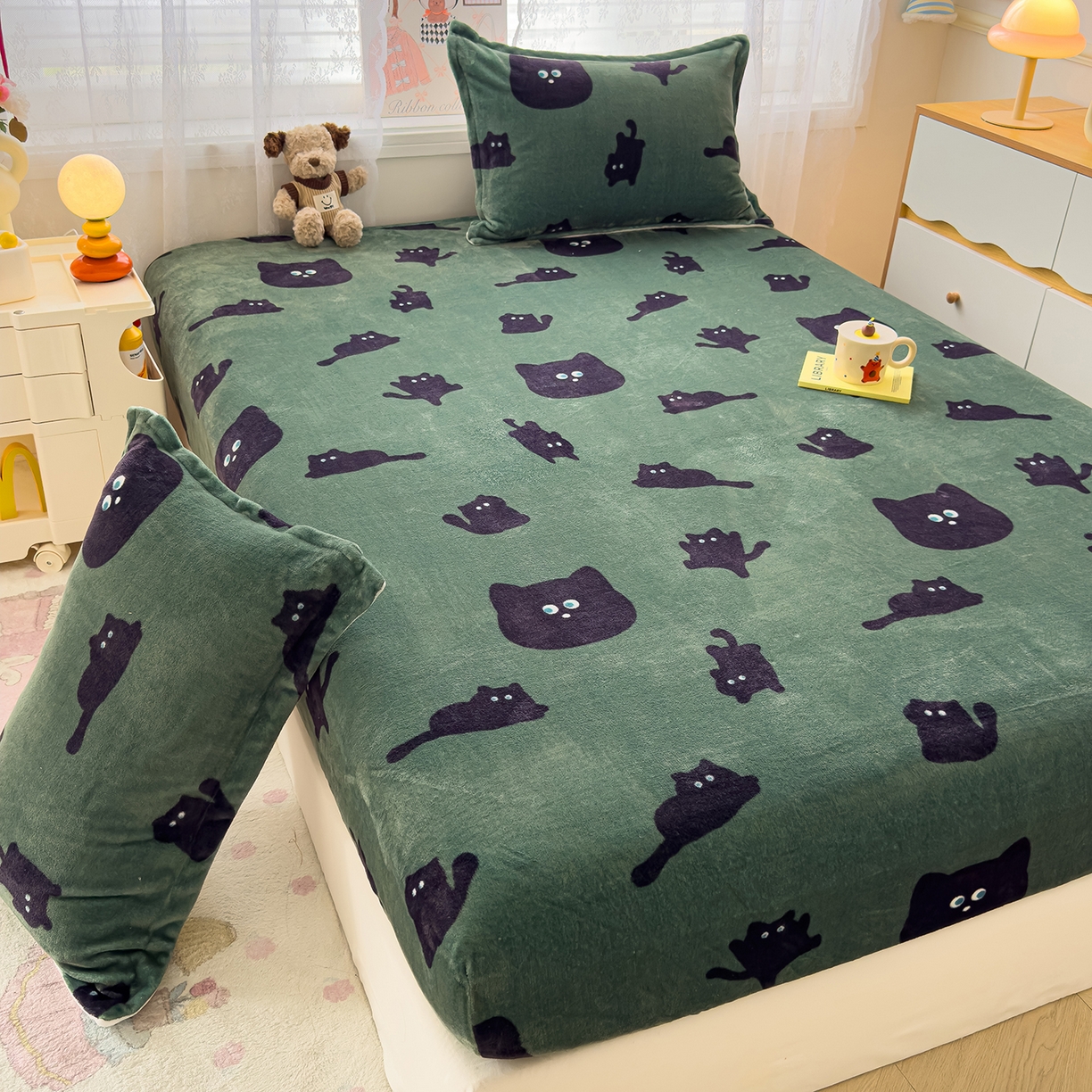 91家纺网 家纺一手货源 找家纺 久云居 2025新款高克重牛奶绒床笠 墨绿喵星