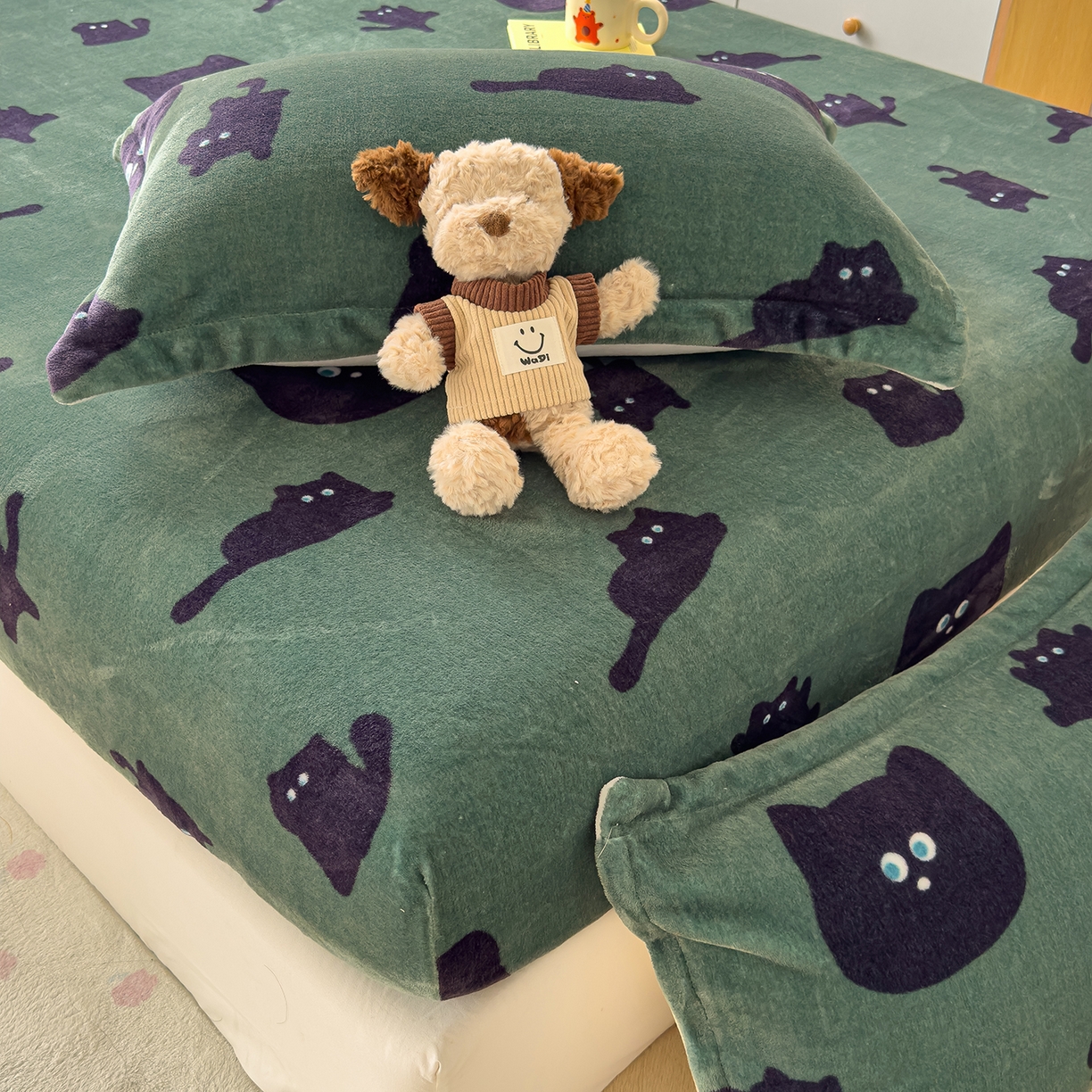 91家纺网 家纺一手货源 找家纺 久云居 2025新款高克重牛奶绒床笠 墨绿喵星