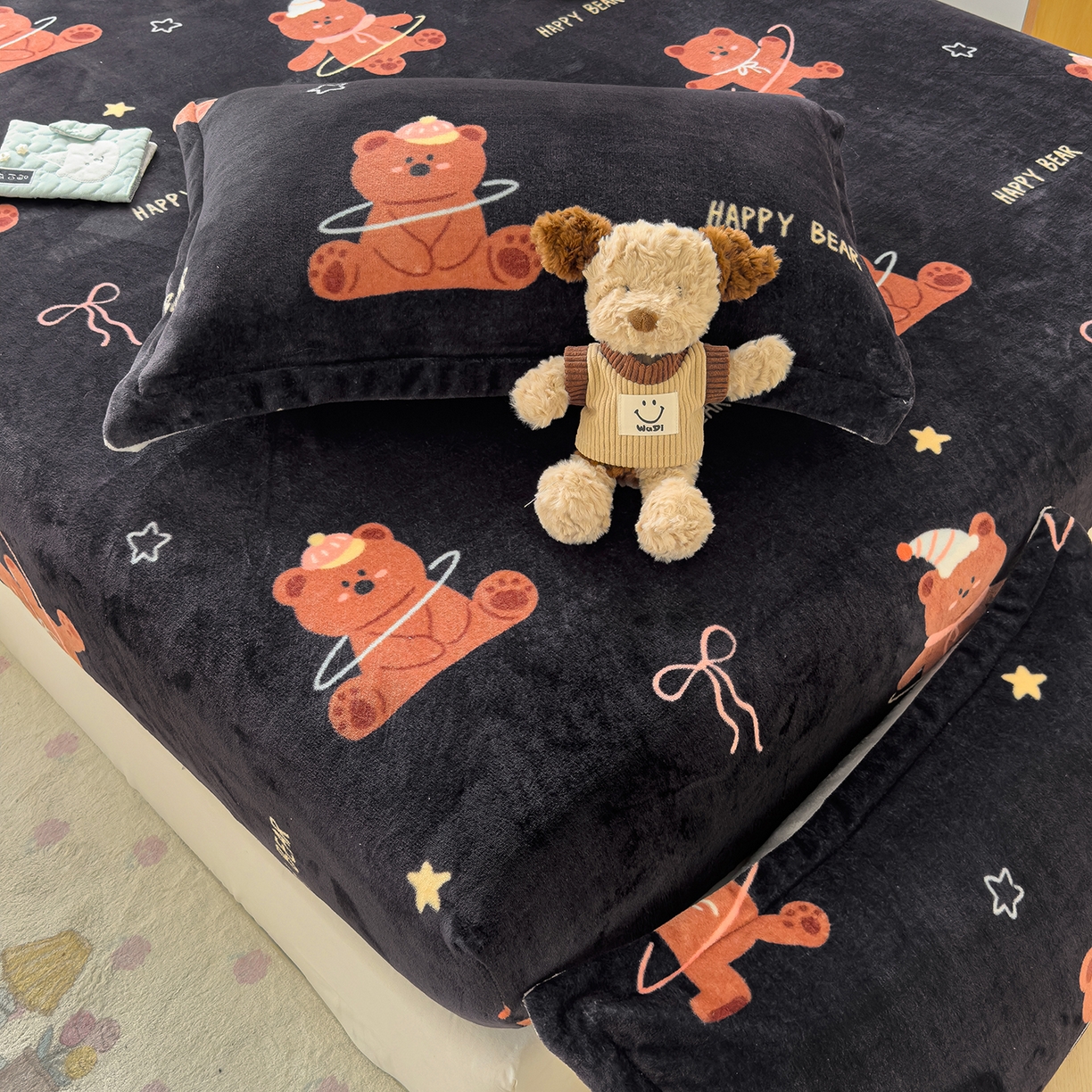 91家纺网 家纺一手货源 找家纺 久云居 2025新款高克重牛奶绒床笠 小熊星梦