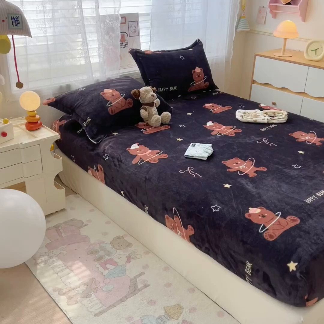 91家纺网 家纺一手货源 找家纺 久云居 2025新款高克重牛奶绒床笠 小熊星梦