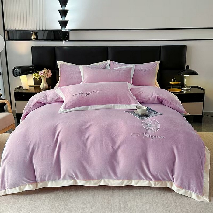 91家纺网 家纺一手货源 找家纺 （总）梓之赫 2025新款全消光雕花绒牛奶绒刺绣四件套-香颂