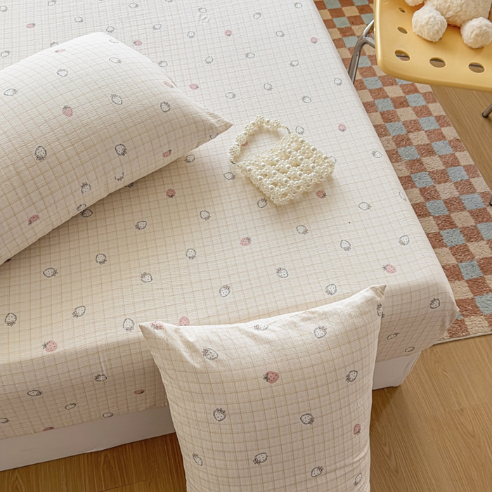 91家纺网 家纺一手货源 找家纺 爱彼家纺 2025新款水洗水洗棉印花床笠单品床笠床笠三件套风格一 格文草莓