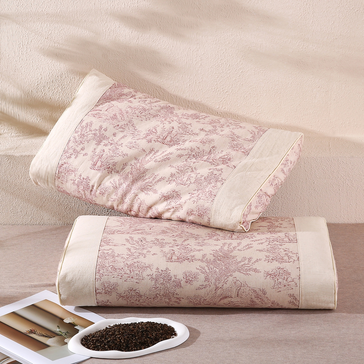 91家纺网 家纺一手货源 找家纺 梵希良品家纺 2025新款枕头护颈椎国潮棉麻纯荞麦壳可拆洗可替换内胆助睡眠枕头枕芯 国风素描-朱红