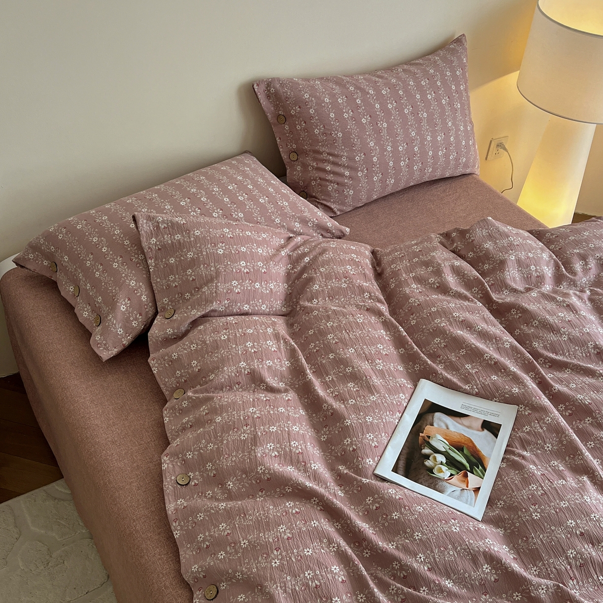 91家纺网 家纺一手货源 找家纺 梵克保罗 2025新款亚麻纽扣款四件套 复古红