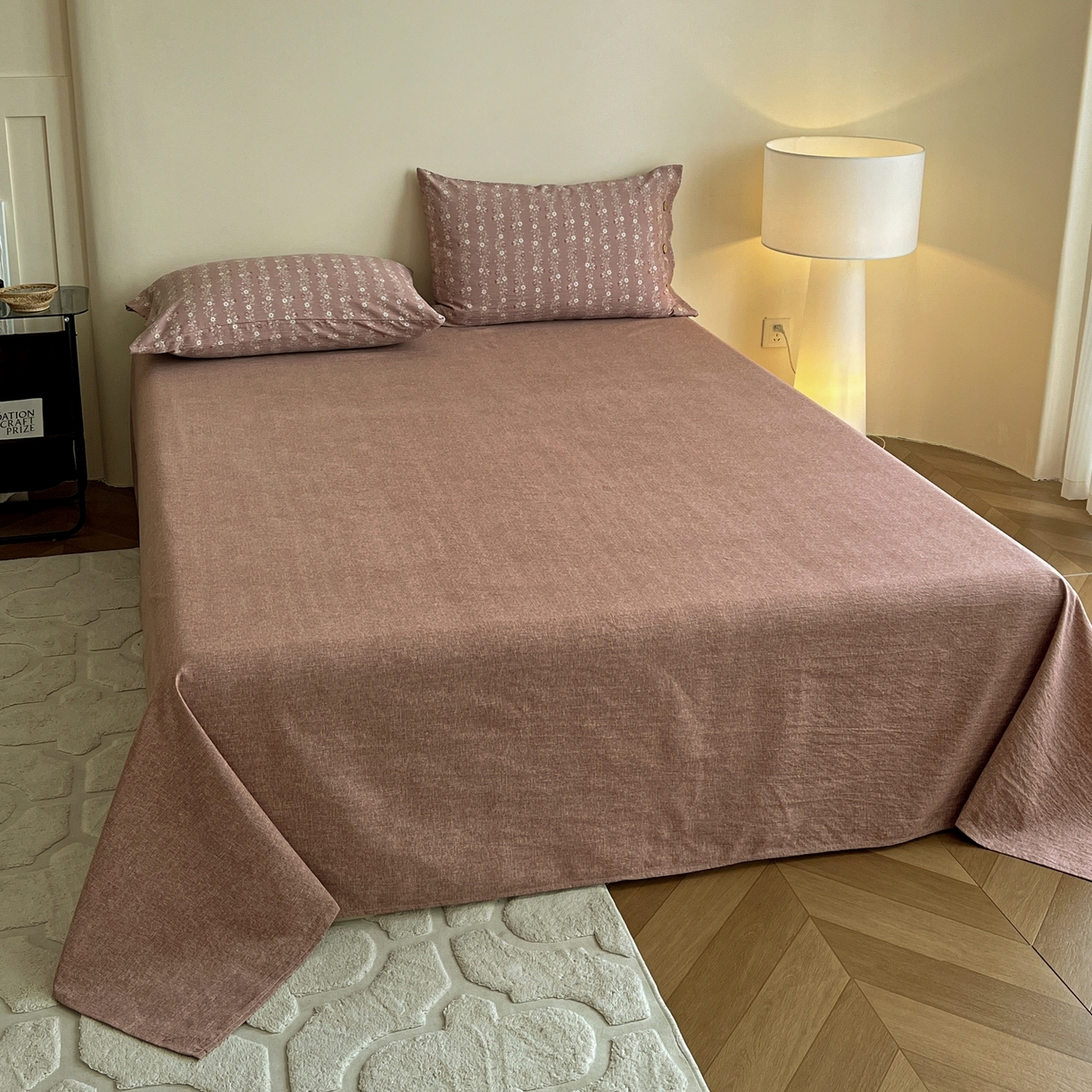 91家纺网 家纺一手货源 找家纺 梵克保罗 2025新款亚麻纽扣款四件套 复古红