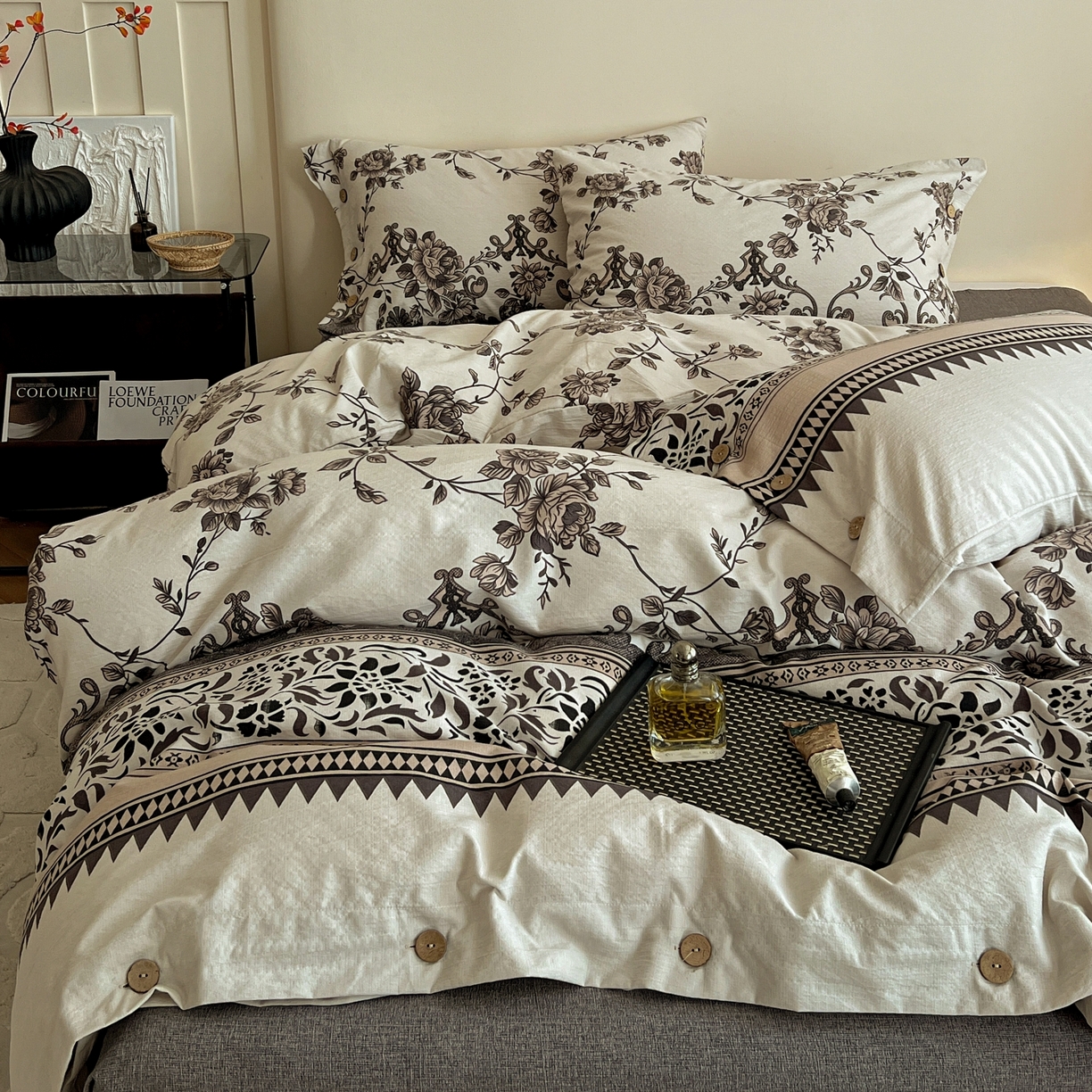 91家纺网 家纺一手货源 找家纺 梵克保罗 2025新款亚麻纽扣款四件套 粉黛