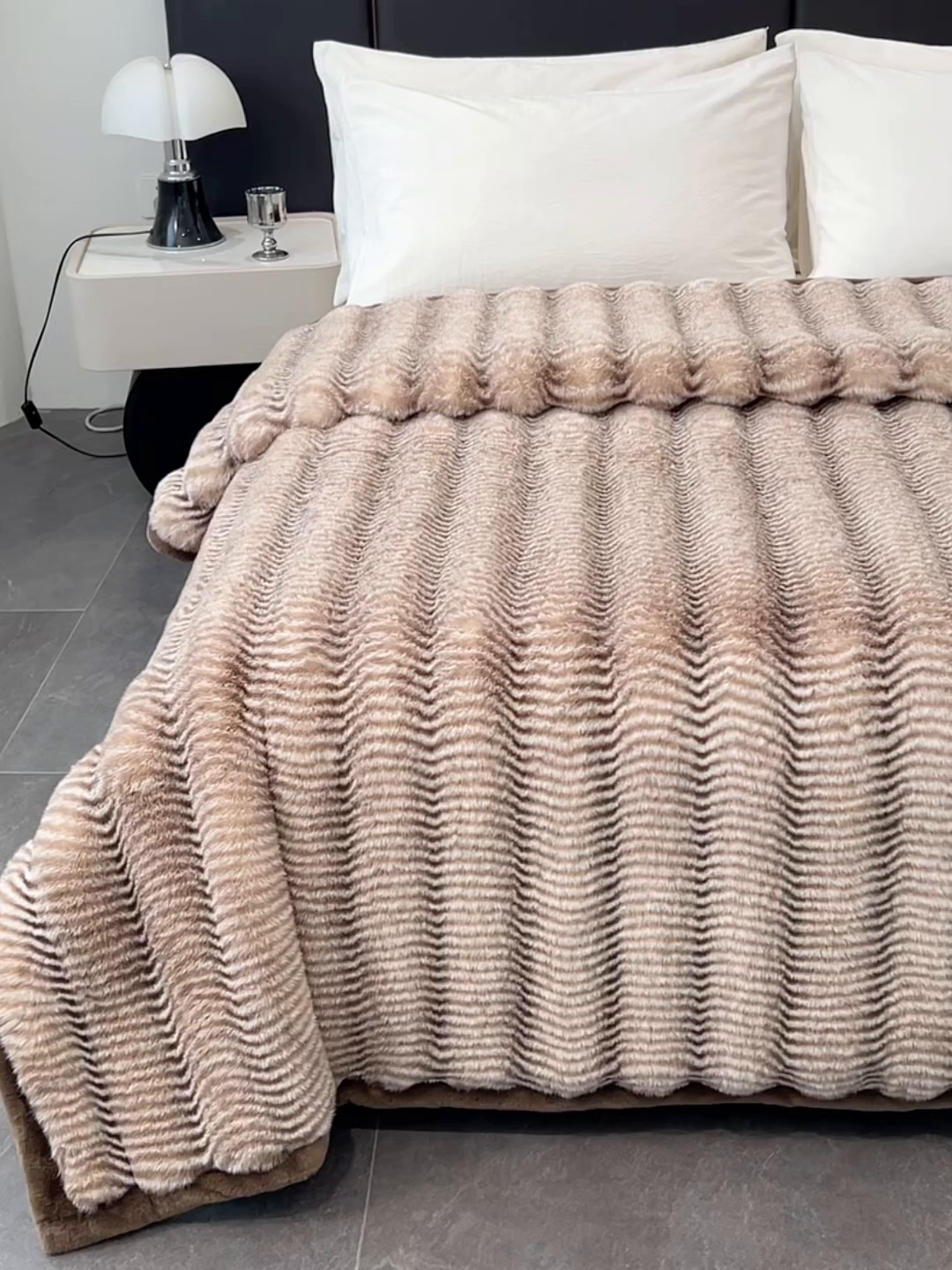 91家纺网 家纺一手货源 找家纺 凯轩毛毯网销专供 2025新款婚庆仿皮草彩波纹艺术毯毛毯毯子-彩波纹 彩波纹-咖啡棕