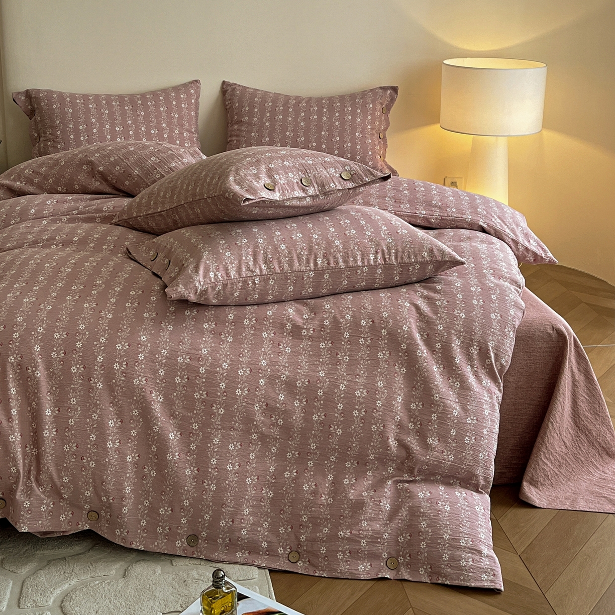 91家纺网 家纺一手货源 找家纺 梵克保罗 2025新款亚麻纽扣款四件套 复古红