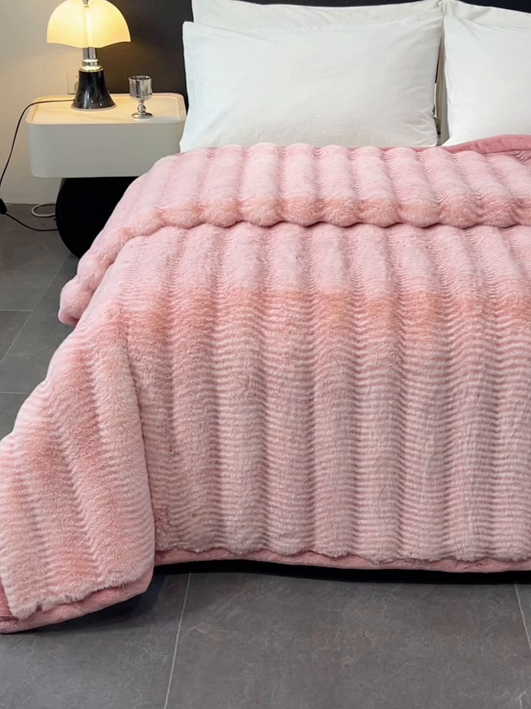 91家纺网 家纺一手货源 找家纺 凯轩毛毯网销专供 2025新款婚庆仿皮草彩波纹艺术毯毛毯毯子-彩波纹 彩波纹-蜜桃粉