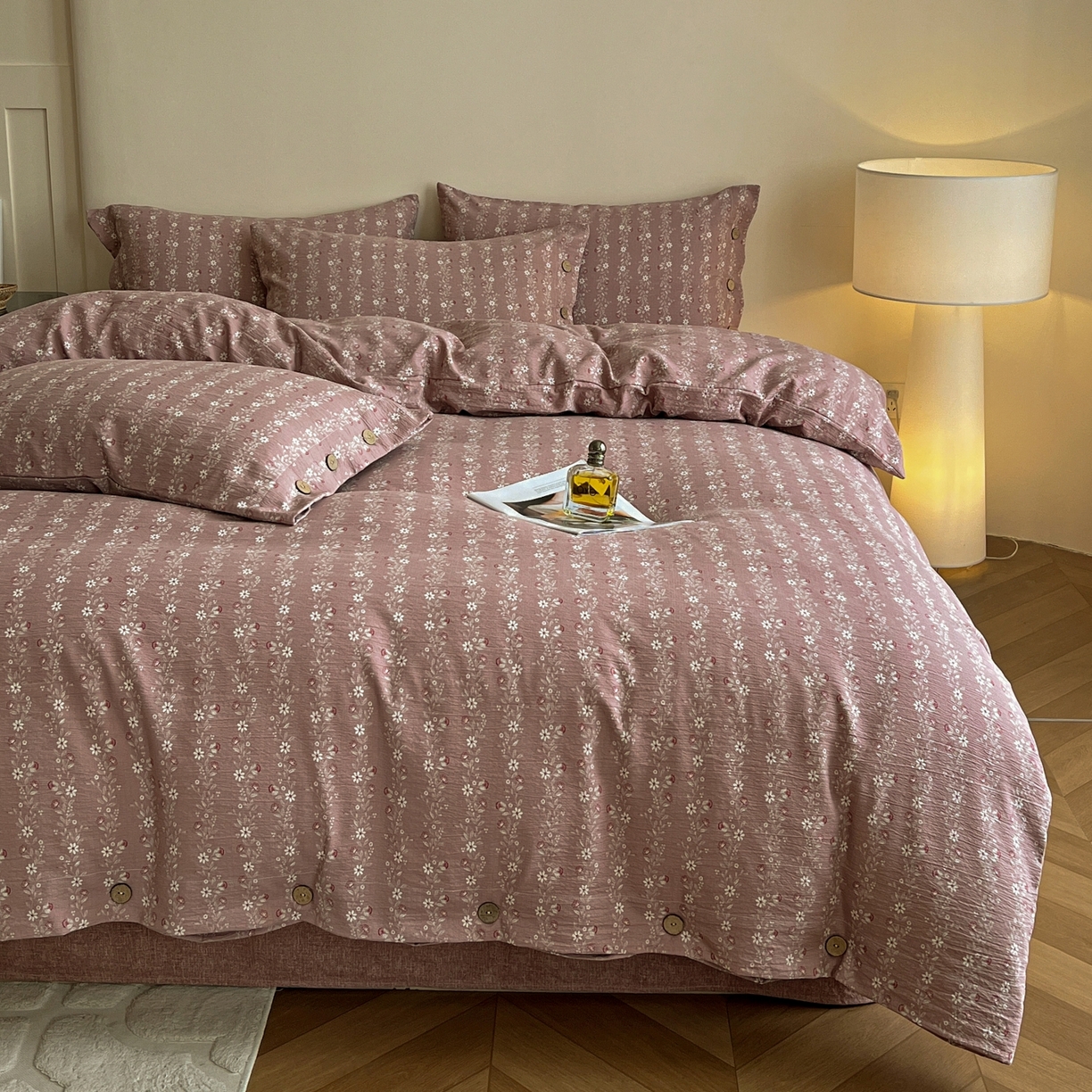 91家纺网 家纺一手货源 找家纺 梵克保罗 2025新款亚麻纽扣款四件套 复古红