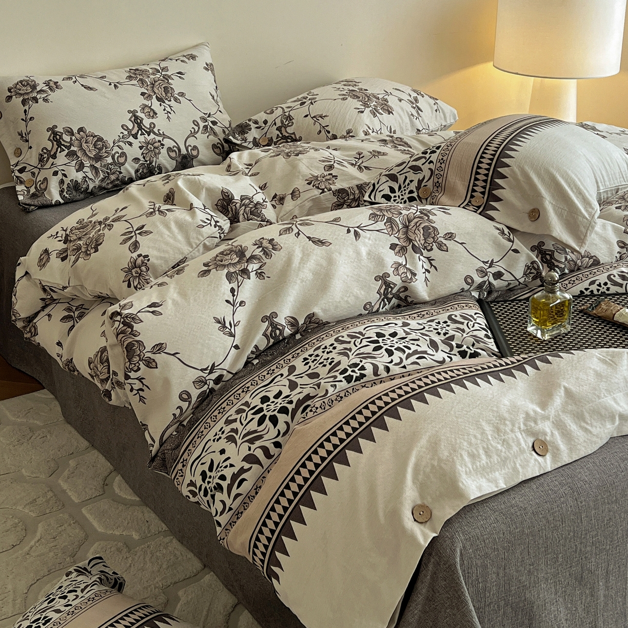 91家纺网 家纺一手货源 找家纺 梵克保罗 2025新款亚麻纽扣款四件套 粉黛