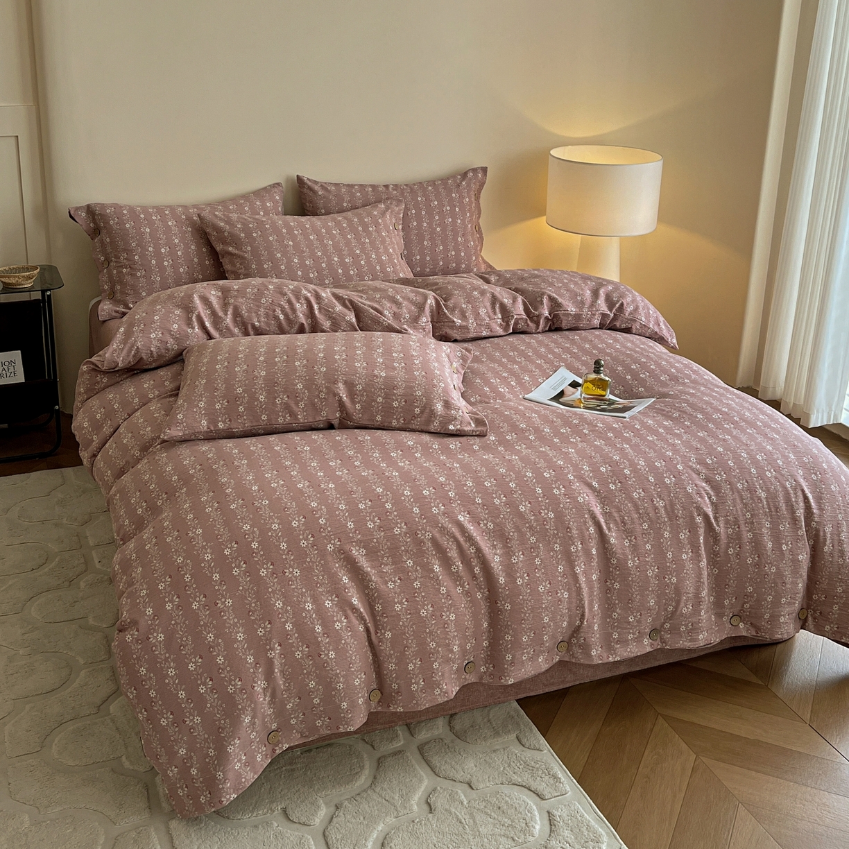 91家纺网 家纺一手货源 找家纺 梵克保罗 2025新款亚麻纽扣款四件套 复古红