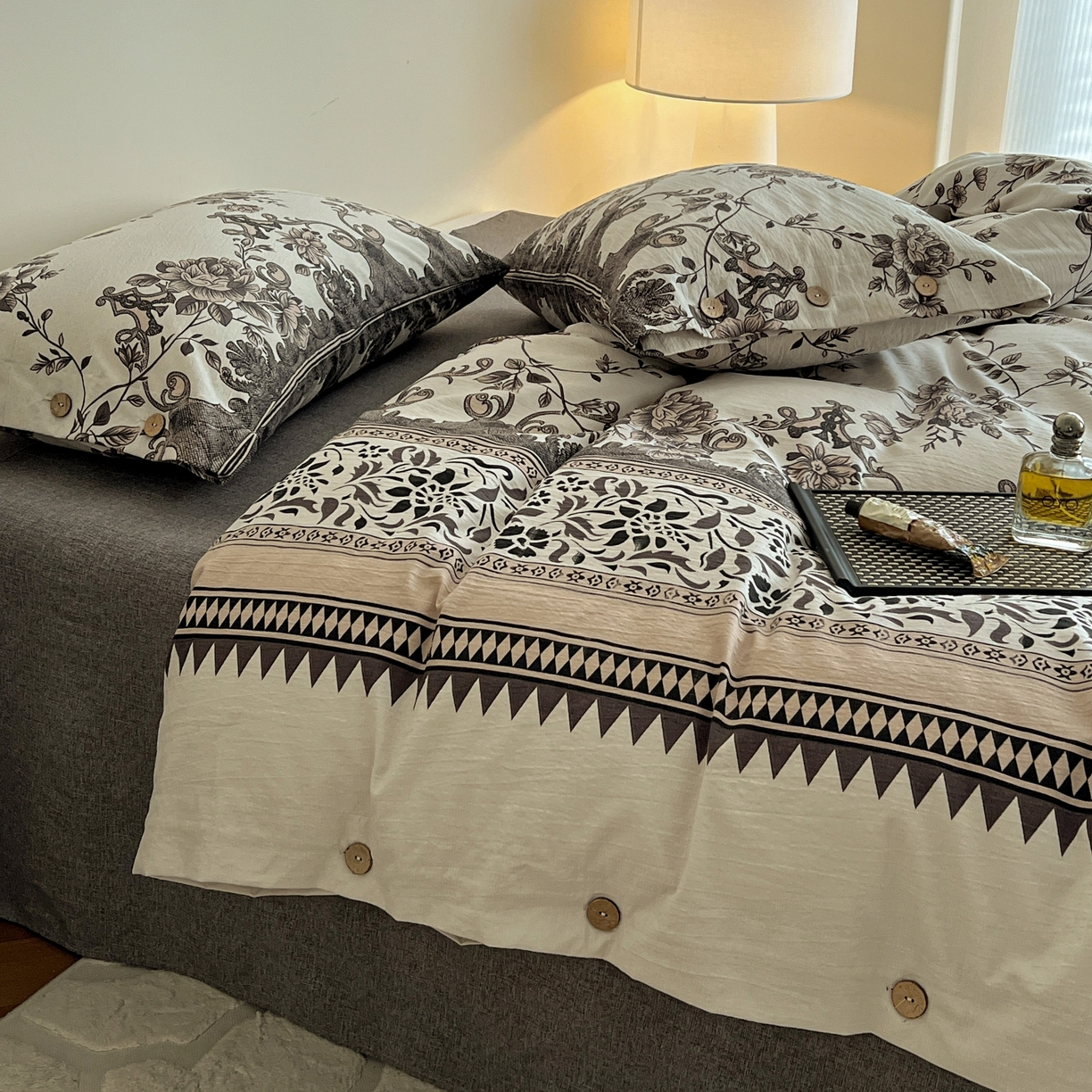 91家纺网 家纺一手货源 找家纺 梵克保罗 2025新款亚麻纽扣款四件套 粉黛