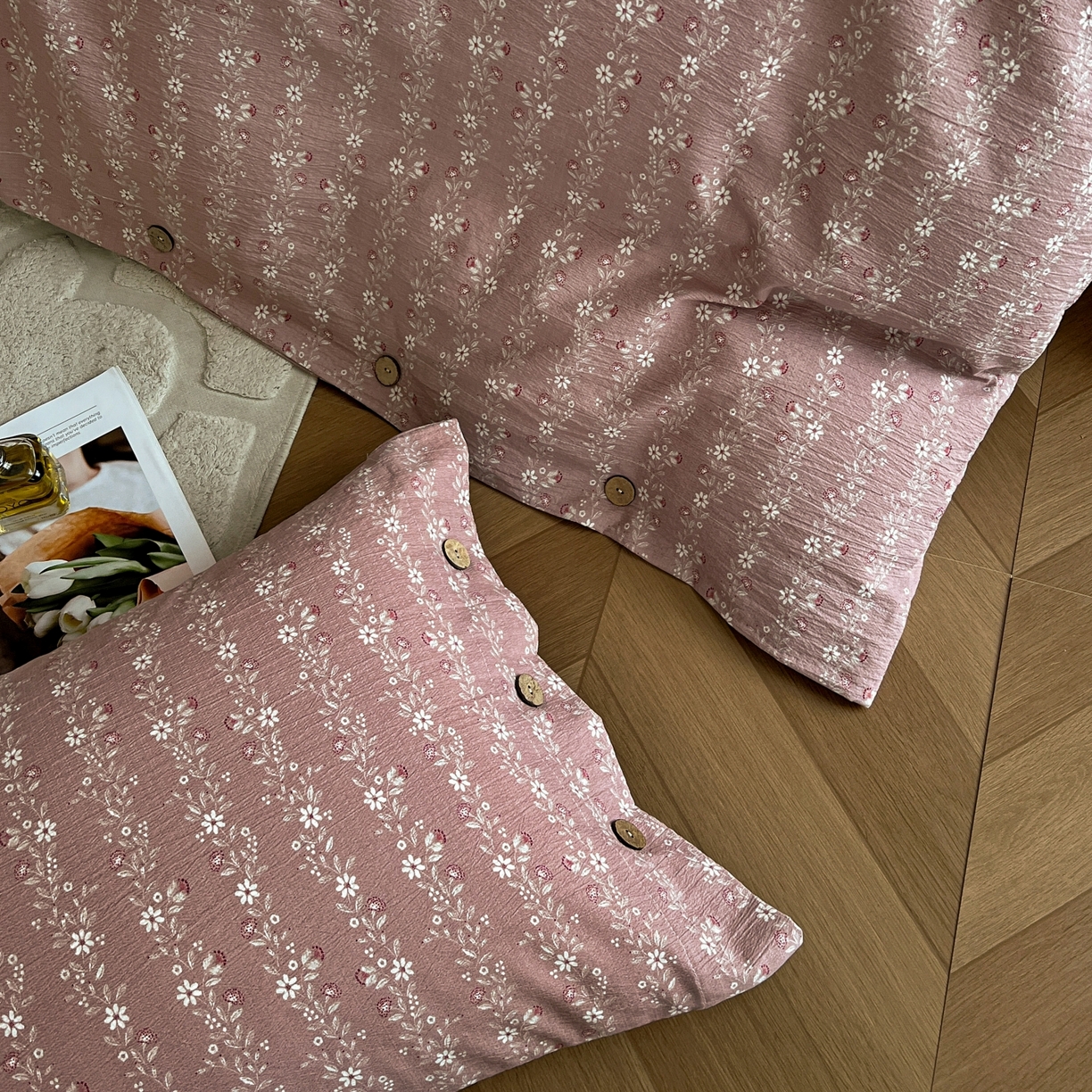 91家纺网 家纺一手货源 找家纺 梵克保罗 2025新款亚麻纽扣款四件套 复古红