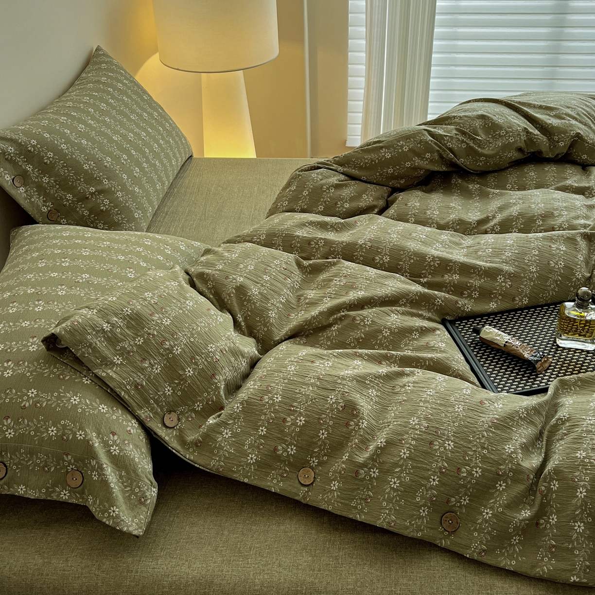 91家纺网 家纺一手货源 找家纺 梵克保罗 2025新款亚麻纽扣款四件套 复古绿