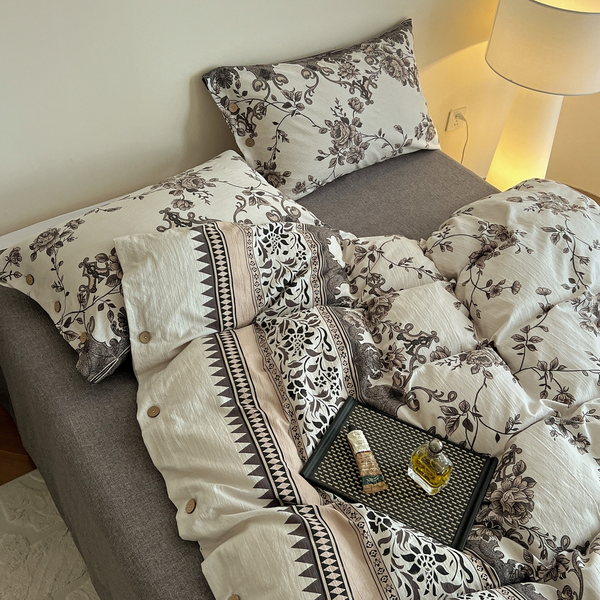 91家纺网 家纺一手货源 找家纺 梵克保罗 2025新款亚麻纽扣款四件套 粉黛