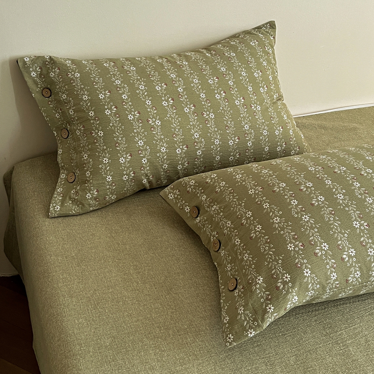 91家纺网 家纺一手货源 找家纺 梵克保罗 2025新款亚麻纽扣款四件套 复古绿