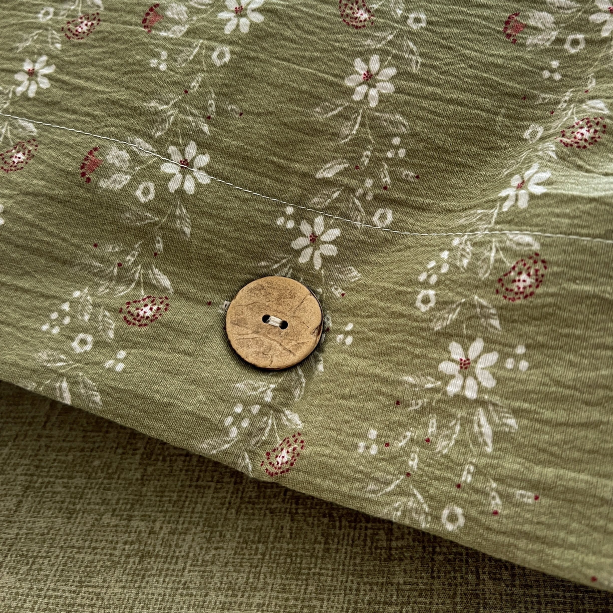 91家纺网 家纺一手货源 找家纺 梵克保罗 2025新款亚麻纽扣款四件套 复古绿