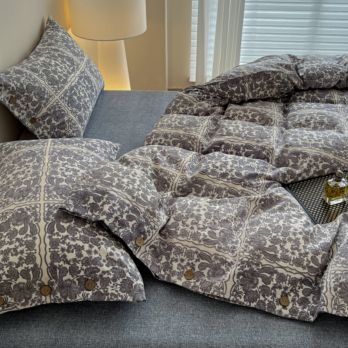 91家纺网 家纺一手货源 找家纺 梵克保罗 2025新款亚麻纽扣款四件套 梵克灰