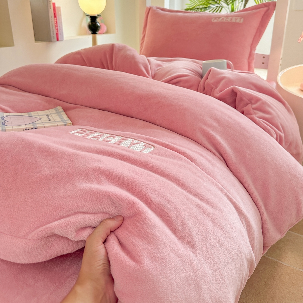 91家纺网 家纺一手货源 找家纺 （总）梓之赫 2025新款230克全消光牛奶绒三件套-简居