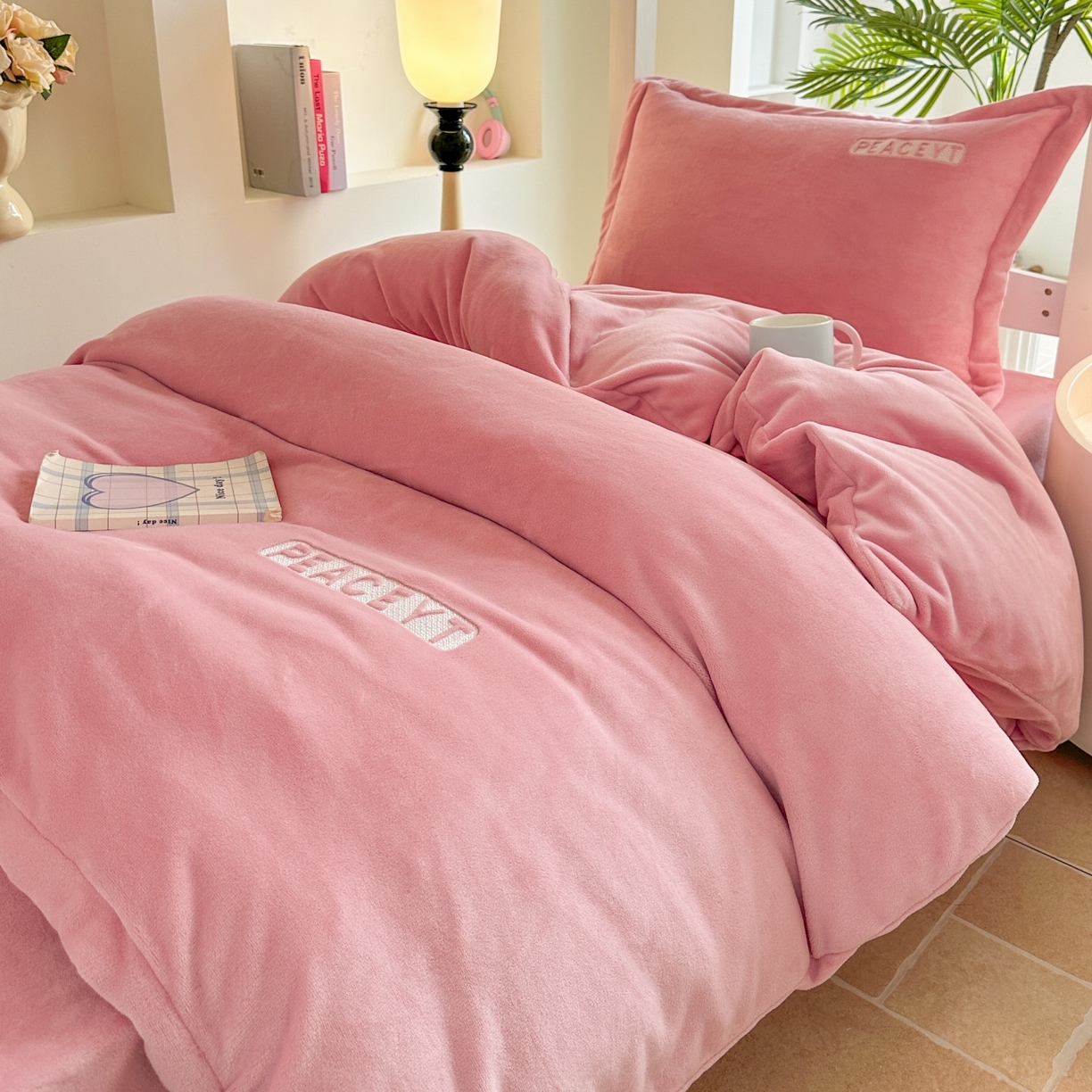 91家纺网 家纺一手货源 找家纺 （总）梓之赫 2025新款230克全消光牛奶绒三件套-简居