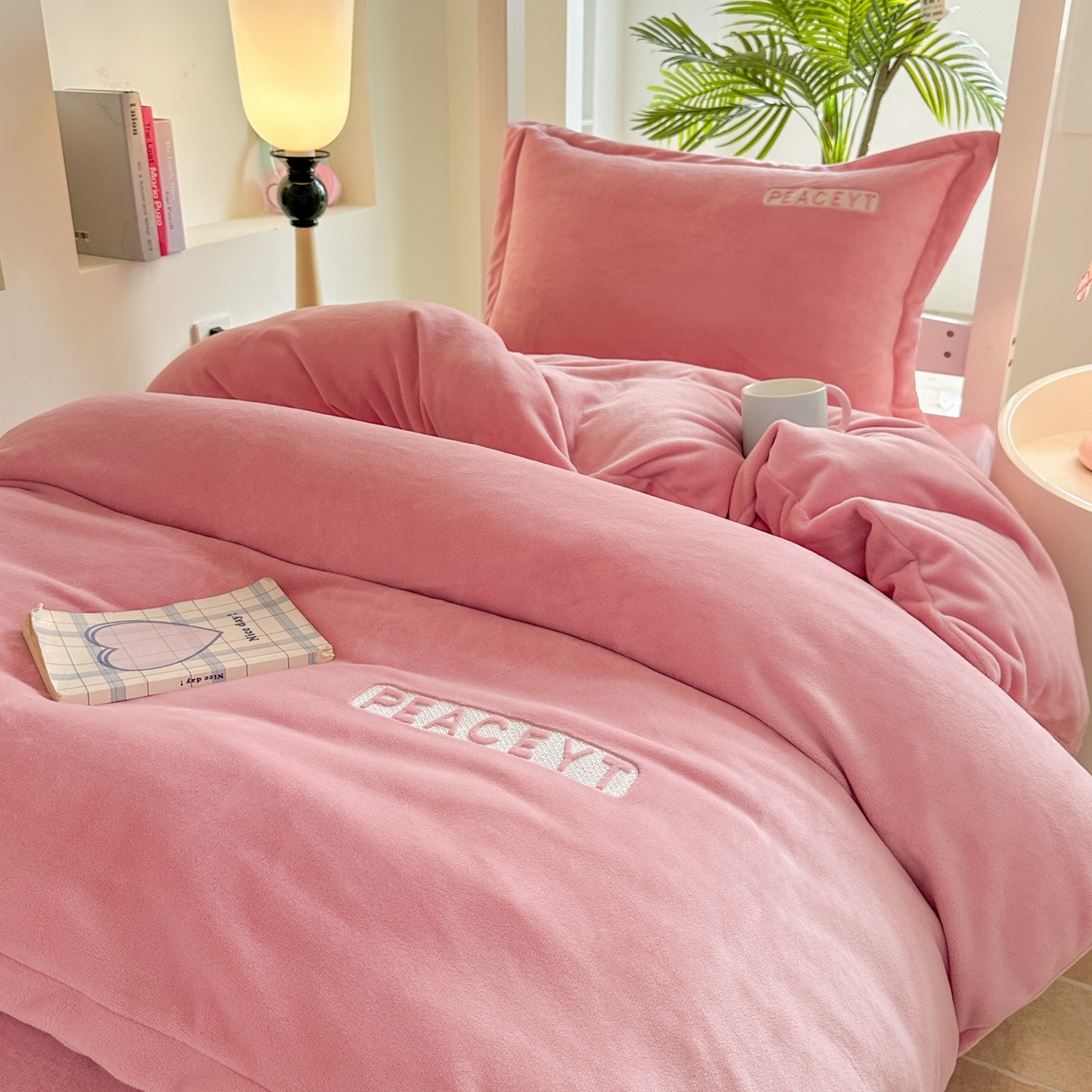 91家纺网 家纺一手货源 找家纺 （总）梓之赫 2025新款230克全消光牛奶绒三件套-简居