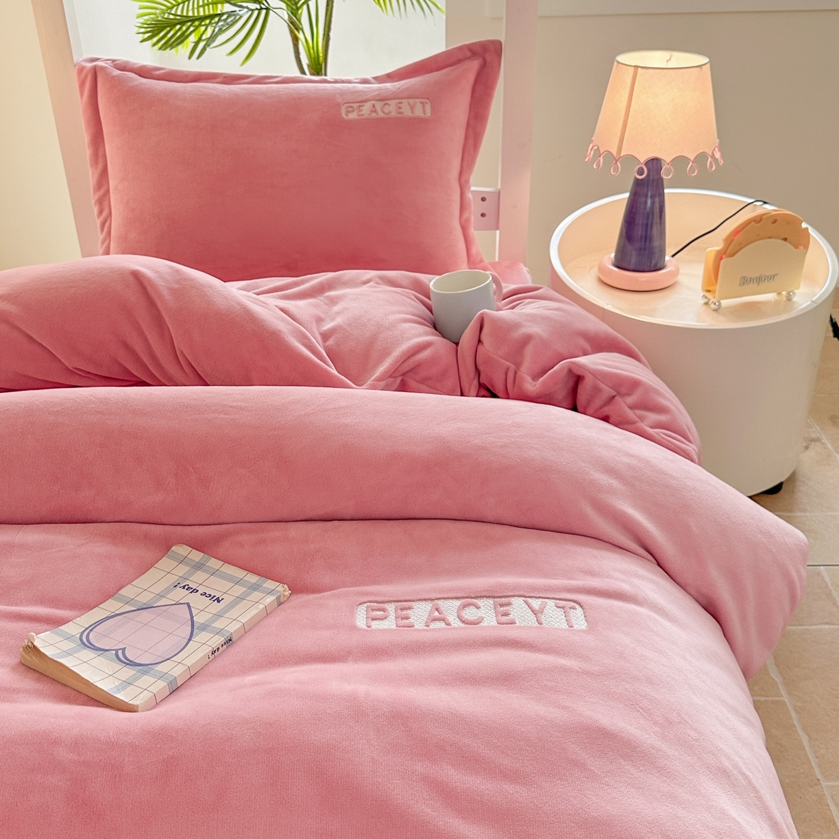 91家纺网 家纺一手货源 找家纺 梓之赫 2025新款230克全消光牛奶绒三件套-简居 简居-粉