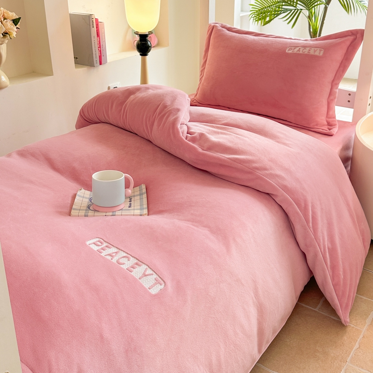 91家纺网 家纺一手货源 找家纺 梓之赫 2025新款230克全消光牛奶绒三件套-简居 简居-粉