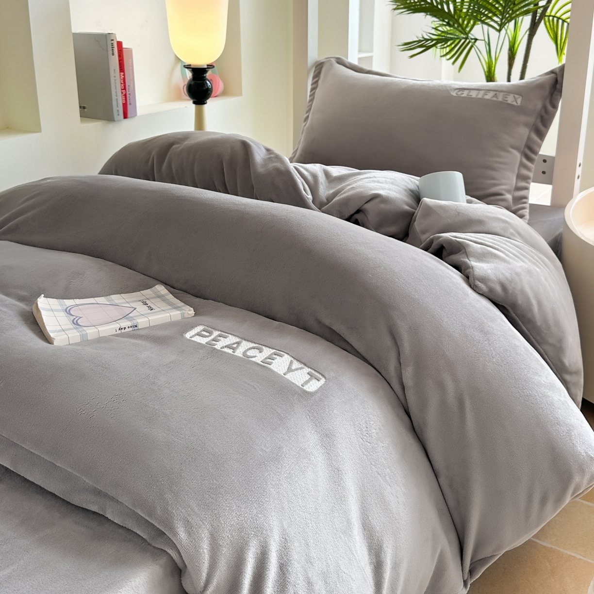 91家纺网 家纺一手货源 找家纺 梓之赫 2025新款230克全消光牛奶绒三件套-简居 简居-灰