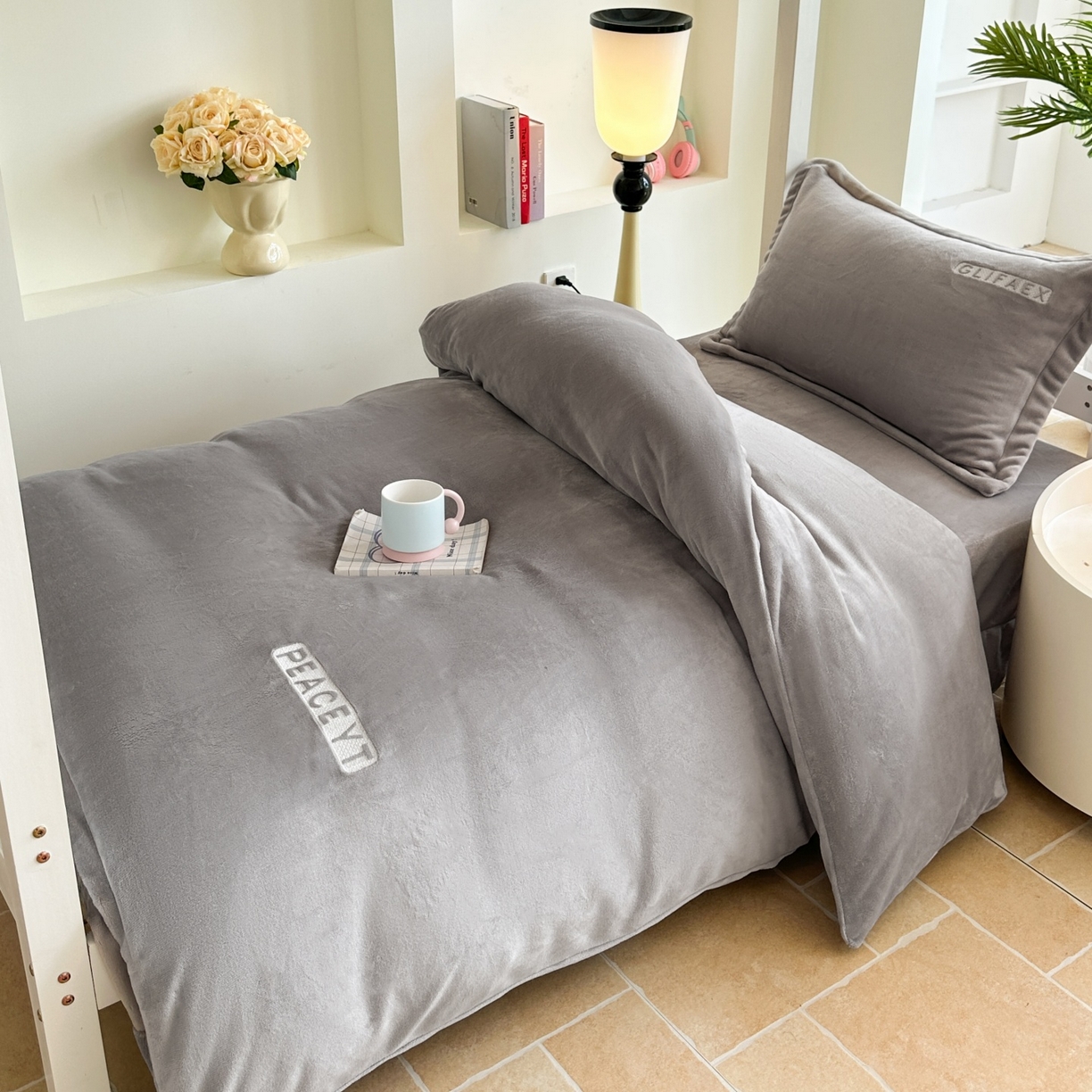 91家纺网 家纺一手货源 找家纺 梓之赫 2025新款230克全消光牛奶绒三件套-简居 简居-灰