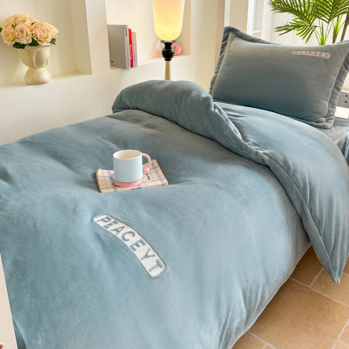 91家纺网 家纺一手货源 找家纺 梓之赫 2025新款230克全消光牛奶绒三件套-简居 简居-蓝