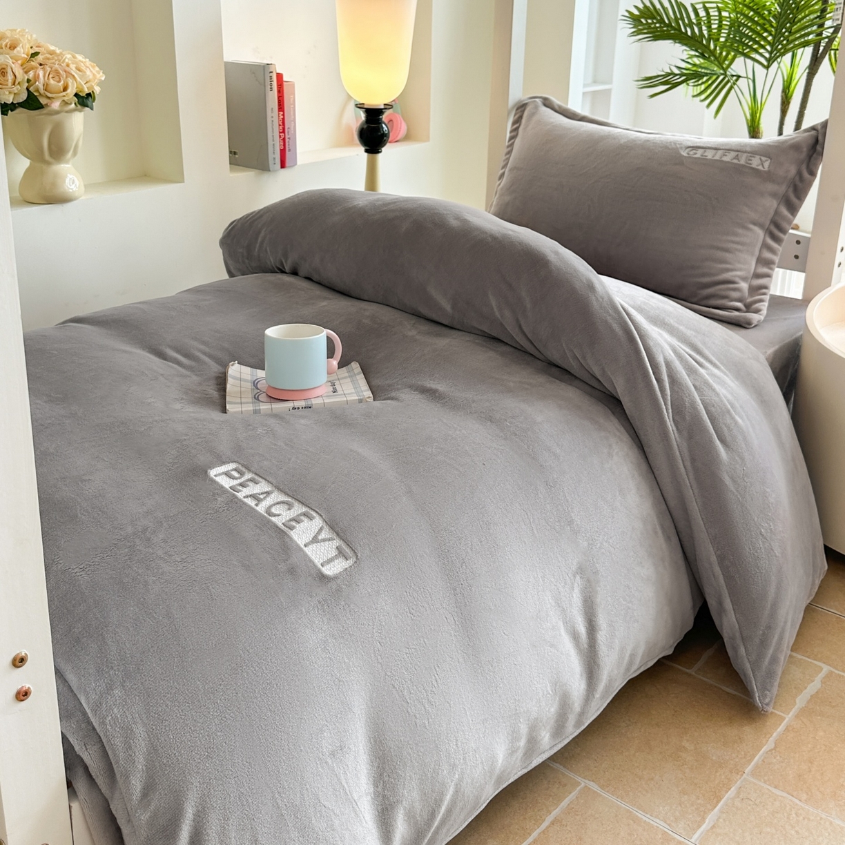 91家纺网 家纺一手货源 找家纺 梓之赫 2025新款230克全消光牛奶绒三件套-简居 简居-灰