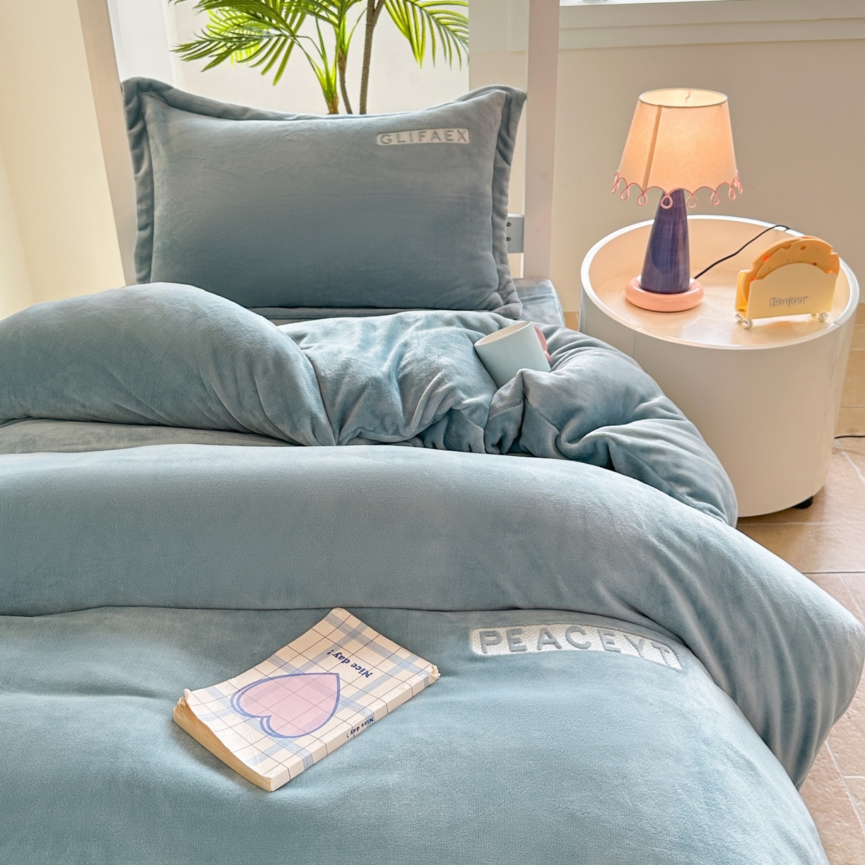 91家纺网 家纺一手货源 找家纺 梓之赫 2025新款230克全消光牛奶绒三件套-简居 简居-蓝