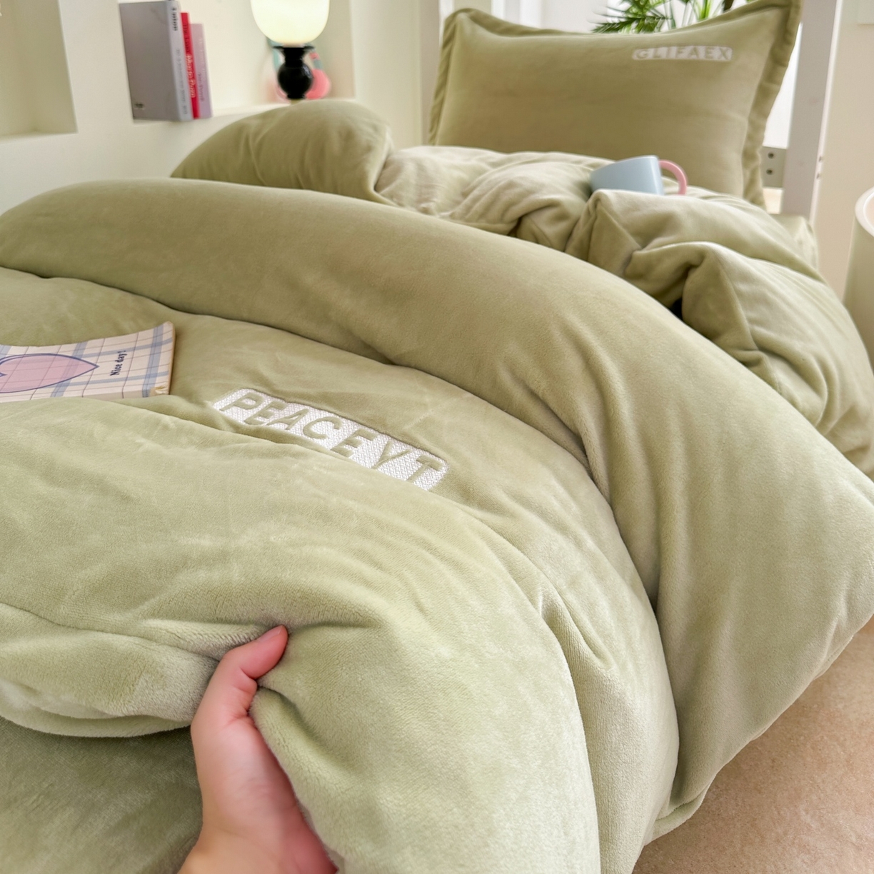 91家纺网 家纺一手货源 找家纺 梓之赫 2025新款230克全消光牛奶绒三件套-简居 简居-绿