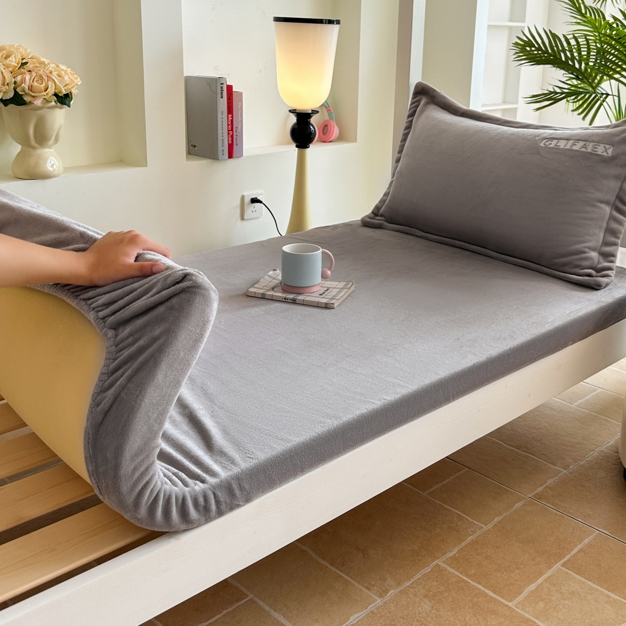 91家纺网 家纺一手货源 找家纺 梓之赫 2025新款230克全消光牛奶绒三件套-简居 简居-灰