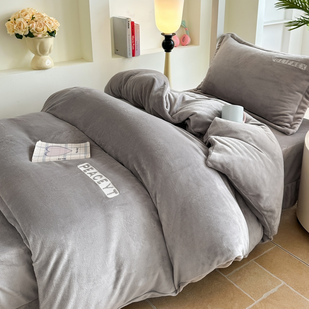 91家纺网 家纺一手货源 找家纺 梓之赫 2025新款230克全消光牛奶绒三件套-简居 简居-灰