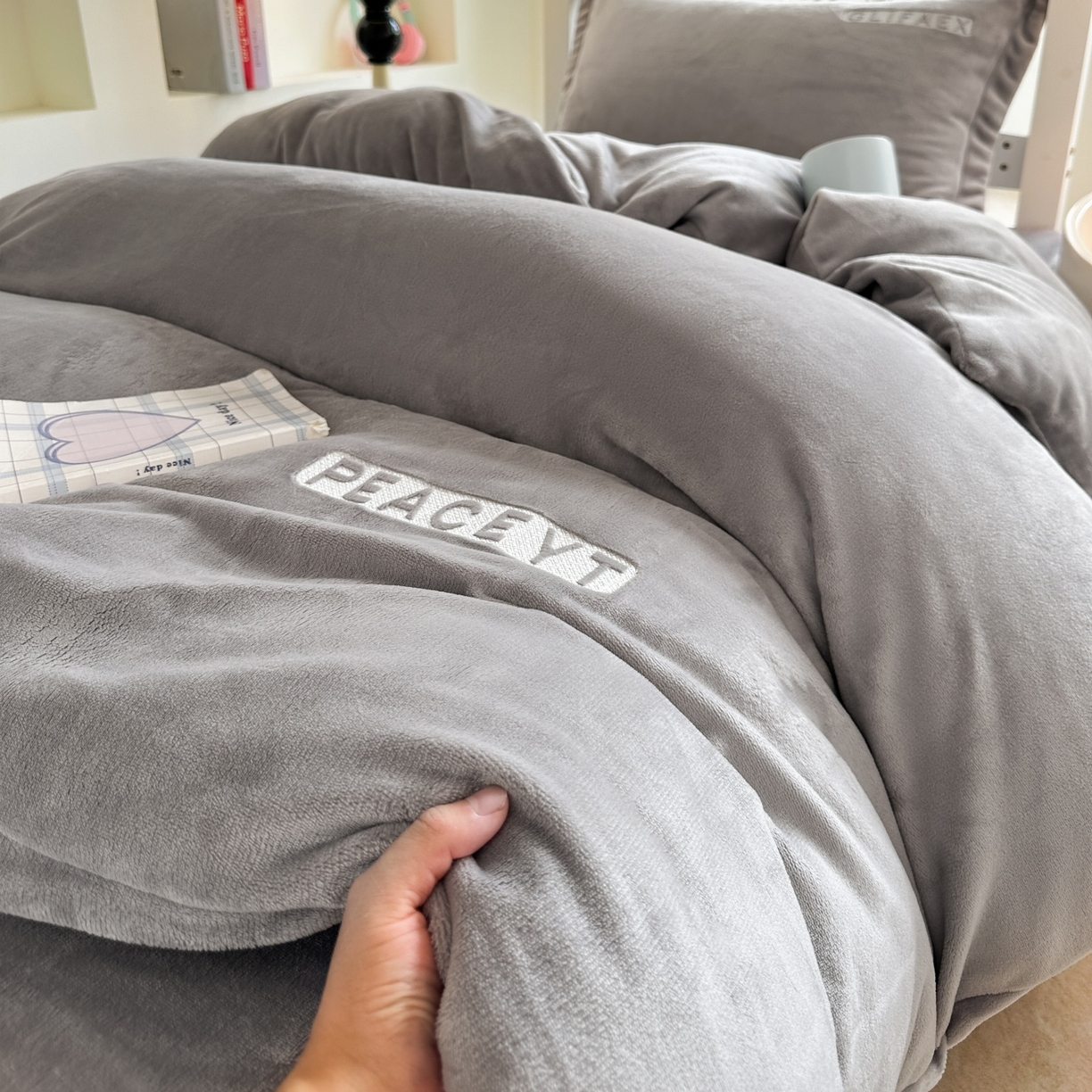 91家纺网 家纺一手货源 找家纺 梓之赫 2025新款230克全消光牛奶绒三件套-简居 简居-灰